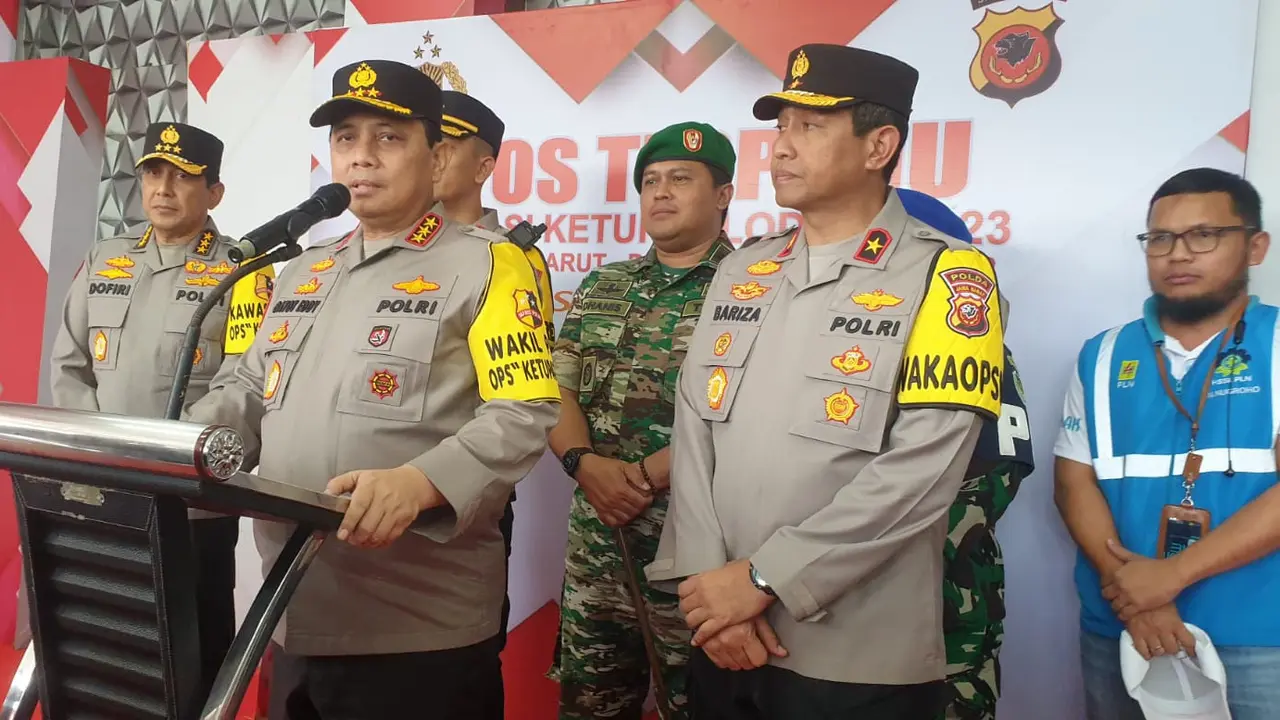 Wakapolri Komjen Gatot Eddy Pramono saat memberikan penjelasan kepada wartaan mengenai arus lalu lintas mudik lebaran 2023 di Pospam Terpadu Limbangan, Garut. (Liputan6.com/Jayadi Supriadin)