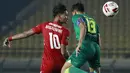 Bek Persebaya Surabaya, Rachmat Irianto (kanan), duel udara dengan pemain Persik Kediri, Septian Satria Bagaskara (kiri) dalam pertandingan Babak Penyisihan Piala Menpora 2021 Grup C di Stadion Si Jalak Harupat, Bandung, Selasa (23/3/2021). (Foto: Bola.com/M Iqbal Ichsan)