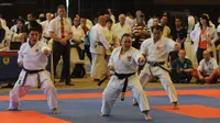Atlet Indonesia berlaga di kelas Kata Beregu pada Kejuaraan Dunia Karate SKIF ke-12 di JIExpo Kemayoran Jakarta, Jumat (26/8/2016). Ratusan atlet dari 58 negara berlaga hingga Minggu (28/8). (Liputan6.com/Helmi Fithriansyah)