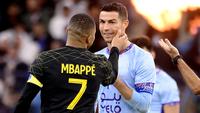 Pemain PSG, Kylian Mbappe (kiri) berbincang dengan Cristiano Ronaldo saat laga Riyadh Season Cup antara Riyadh All-Star melawan PSG yang berlangsung di King Fahd Stadium, Riyadh, Jumat (20/1/2023) dini hari WIB. (AFP/Franck Fife)