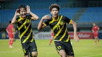 Pemain Timnas Malaysia U-19, Muhammad Aliff (kanan), melakukan selebrasi usai mencetak gol ke gawang Timnas Laos U-19 pada laga final Piala AFF U-19 2022 di Stadion Patriot Chandrabhaga, Bekasi, Jumat (15/7/2022). (Bola.com/Bagaskara Lazuardi)