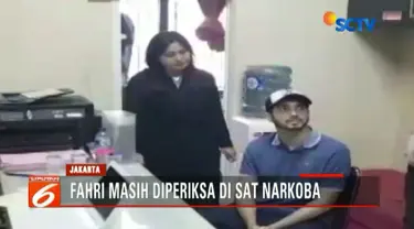 Fachri Albar ditangkap di rumahnya di Cirendeu, Jakarta Selatan, pada pukul 07.00 WIB tadi. Dari kediamannya, petugas mengamankan satu paket sabu dan Dumolid.