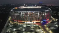 Foto udara memperilhatkan Jakarta International Stadium (JIS) yang baru didirikan untuk pertandingan sepak bola dan konser musik, di Jakarta pada 17 April 2022. Stadion termegah di Indonesia tersebut mampu menampung 82.000 penonton. (ADEK BERRY/AFP)