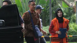 Tersangka Marketing Manager PT Humpuss Transportasi Kimia Asty Winasti Asty Winasti (kiri) tiba untuk menjalani pemeriksaan di gedung KPK, Jakarta, Senin (6/5/2019). Asty diperiksa sebagai tersangka dalam kerja sama pengangkutan pupuk dengan PT Humpuss Transportasi Kimia. (merdeka.com/Dwi Narwoko)