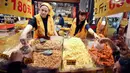 Pedagang melayani pembeli yang berbelanja untuk perayaan tahun Baru Imlek di pasar Dihua Street, Taipei di Taiwan, Selasa (22/1/2020). Orang-orang mulai berburu makanan lezat, kue kering, barang-barang murah lainnya di pasar menjelang Imlek pada 25 Januari mendatang. (AP Photo/Chiang Ying-ying)