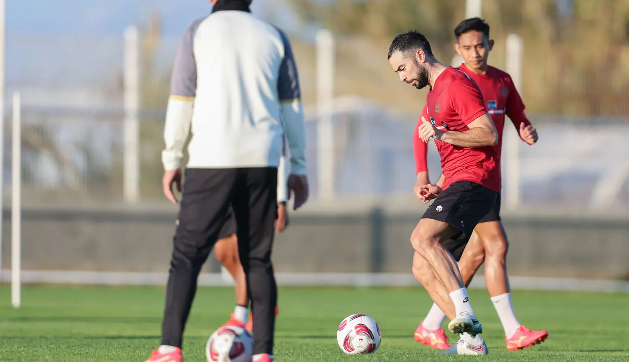 Jordi Amat (tengah) melakukan latihan passing drill dan positioning saat sesi latihan dalam program pemusatan latihan di Turki, Kamis (28/12/2023). (Dok. PSSI)
