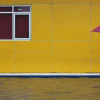 Dua orang pejalan kaki menerobos banjir yang merendam Jalan Gunung Sahari, Jakarta Pusat, Selasa (21/2). Hujan yang turun sejak dini hari menyebabkan sejumlah ruas jalan terimbas banjir hingga tak bisa dilalui kendaraan. (Liputan6.com/Faizal Fanani)