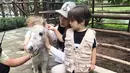 Terkadang Jedar menghabiskan waktunya dengan El Barack dengan berkunjung ke kebun binatang. (Foto: instagram.com/inijedar)