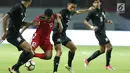 Pemain belakang Indonesia U-19, M Rifad Marasabessy (kedua kiri) mencoba lolos dari kawalan pemain Thailand U-19 pada laga persahabatan di Stadion Wibawa Mukti, Cikarang, Jawa Barat, Minggu (8/10). Indonesia menang 3-0. (Liputan6.com/Helmi Fithriansyah)