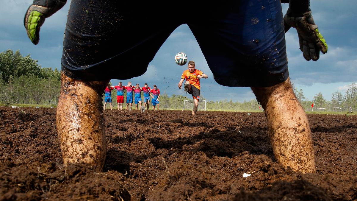 FOTO: Menantangnya Sepak Bola Rawa Ala Rusia - Foto Liputan6.com