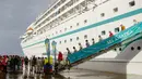 Turis dari berbagai negara dari negara-negara Eropa datang ke darat dari kapal pesiar MS Amadea di pelabuhan El Guamache di Isla Margarita, negara bagian Nueva Esparta, Venezuela (3/1/2023). Kapal pesiar Jerman MS Amadea adalah yang pertama tiba di Venezuela Pulau Karibia setelah 15 tahun. (AFP/Gustavo Granado)