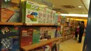 Pembeli memilih buku pelajaran di sebuah toko buku di Jakarta, (12/7). Menjelang dimulainya tahun ajaran baru 2016/2017 penjualan buku materi pelajaran dan buku tulis di toko buku mengalami peningkatan sekitar 50 persen. (Liputan6.com/Gempur M Surya)
