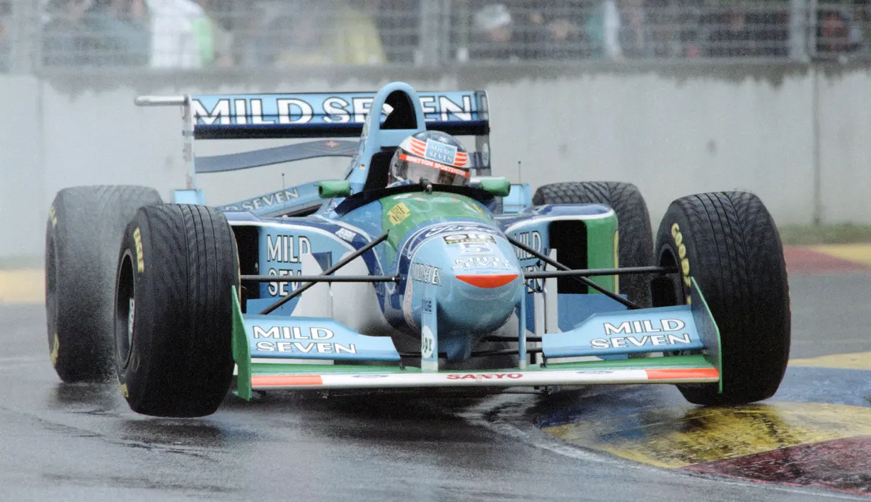 Michael Schumacher harus melakukan pinalti stop-go pada lap ke-14 akibat menyalip pembalap lain ketika sesi formation lap di GP Inggris tahun 1994. Namun dirinya tak mau melakukannya, sehingga ia diganjar bendera hitam dan dilarang mengikuti balapan selanjutnya. (Foto: AFP/Toshifumi Kitamura)