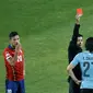 Edinson Cavani mendapat kartu merah dari wasit setelah menerima kartu kuning kedua karena menampar Gonzalo Jara. (AP Photo/Silvia Izquierdo)