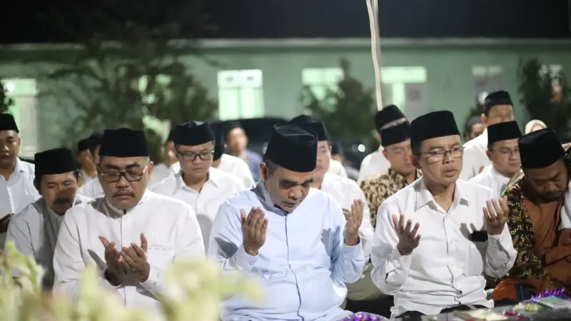 Sekjen Partai Gerindra Ahmad Muzani berziarah ke makam KH Dimyati Rois di Pondok Pesantren Al Fadlu 2 Srogo, Desa Sidorejo, Brangsong, Kendal, Jawa Tengah, Kamis (16/6/2022) (Istimewa)