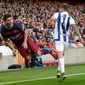 Luis Suarez dijatuhkan pemain Real Sociedad, Inigo Martinez, dalam lanjutan La Liga Spanyol di Stadion Camp Nou, Barcelona, Sabtu (28/11/2015). (AFP/Lluis Gene)