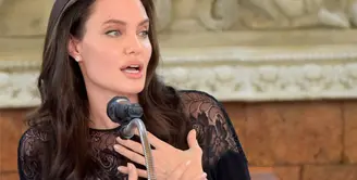Sejak menggugat cerai Brad Pitt, Angelina Jolie memang terbilang menutup diri dan tak memberikan pernyataan sedikitpun. Namun di balik itu semua, ternyata Jolie menyimpan luka yang mendalam. (AFP/Bintang.com)