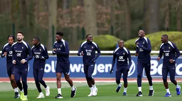 Para pemain Prancis berlari saat sesi latihan sebagai bagian dari persiapan tim untuk pertandingan sepak bola persahabatan di Clairefontaine-en-Yvelines pada 18 Maret 2024. (FRANCK FIFE/AFP)