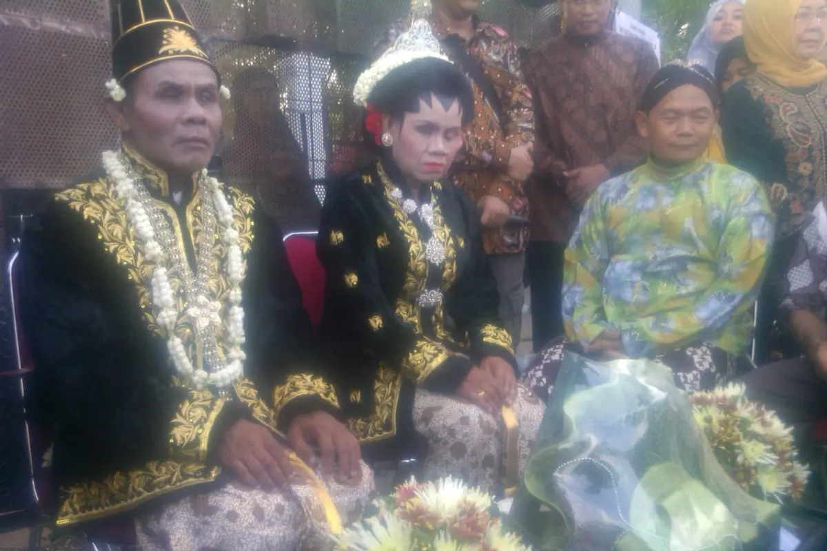 Nikah dan Ritual Gembok Cinta di Titik Nol Yogya