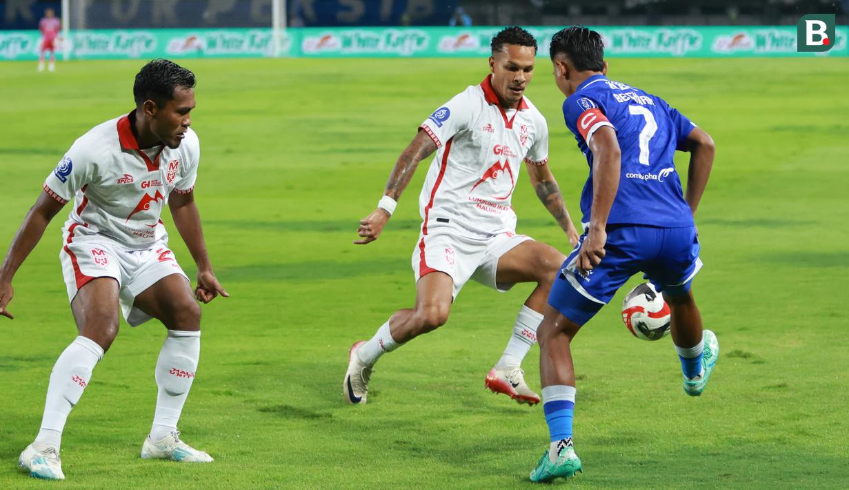 Persib unggul empat poin atas Borneo FC Samarinda yang berada di posisi kedua. Pesut Etam tertinggal empat poin. (Bola.com/Erwin Snaz)