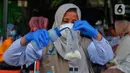BPOM DKI Jakarta melakukan sampling dan pengujian terhadap takjil dan pangan lainnya yang dijajakan di kawasan Bendungan Hilir. (Liputan6.com/Angga Yuniar)