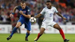 Pemain Inggris, Raheem Sterling (kanan) berusaha melewati adangan pemain Slovakia, Jan Durica pada laga grup F kualifikasi Piala Dunia 2018 di Wembley stadium, London, (4/9/2017). Inggris menang 2-1. (AP/Kirsty Wigglesworth)