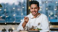 Ilustrasi sahur, buka puasa. (Photo by Michael Burrows: https://www.pexels.com/photo/man-having-dinner-7129459/)