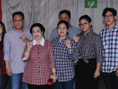 Ketua Umum PDI-P Megawati Soekarnoputri (ketiga kiri) bersama keluarga usai menggunakan hak pilihnya pada Pilkada DKI Jakarta putaran 2 di TPS 027 Kebagusan, Jakarta, Rabu (19/4). (Liputan6.com/Helmi Fithriansyah)