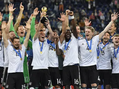 Kapten Jerman, Julian Draxler, bersama rekannya mengangkat trofi Piala Konfederasi 2017 setelah berhasil mengalahkan Cile di Stadion Saint Petersburg, Rusia, Minggu (3/7/2017). Jerman menang 1-0 atas Cile. (AP/Martin Meissner)