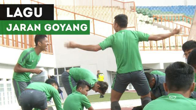 Berita video Timnas Indonesia U-19 sebelum berlatih dihibur dengan lagu dangdut yang sedang tenar saat ini "Jaran Goyang". Siapa saja pemain yang berjoget?