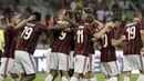 Para pemain AC Milan merayakan saat melawan Shkendija pada kualifikasi Europa League di San Siro Stadium, (17/8/2017). Milan menang 6-0. (AP/Antonio Calanni)