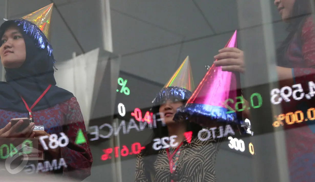 Pegawai mengenakan topi usai penutupan perdagangan saham tahun 2015 di Bursa Efek Indonesia, Jakarta, Rabu (30/12). Indeks Harga Saham Gabungan (IHSG) pada akhir perdagangan 2015 ditutup hari ini‎. (Liputan6.com/Angga Yuniar)