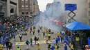 Dua ledakan bersamaan membuyarkan keramaian di garis finish Boston Marathon (15/4), menewaskan dua orang dan melukai puluhan lainnya. Puluhan ribu warga memadati jalan untuk menyaksikan lomba lari populer tersebut.