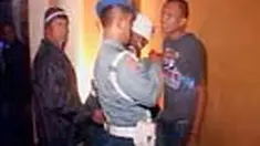 Belasan oknum TNI maupun Polri digaruk saat operasi gabungan di sejumlah tempat hiburan malam Jakarta. Oknum aparat yang terjaring harus menjalani tes urine.