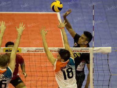 Pevoli Surabaya Samator, Rendy Tamamiwang, melakukan pukulan ke area Jakarta BNI Taplus pada laga final Proliga 2016 di Istora Senayan, Jakarta, Minggu (15/5/2016). Surabaya Samator berhasil keluar sebagai juara. (Bola.com/Vitalis Yogi Trisna)