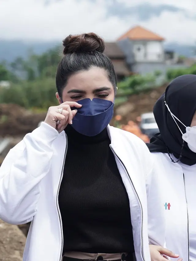 Datang Langsung Ke Posko, Ini 7 Momen Ashanty Beri Bantuan Ke Korban Bancana Semeru