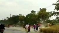 Aksi tawuran dua kelompok pelajar bersenjata tajam di Jalan Raya Inspeksi Kalimalang, Kabupaten Bekasi (Istimewa)