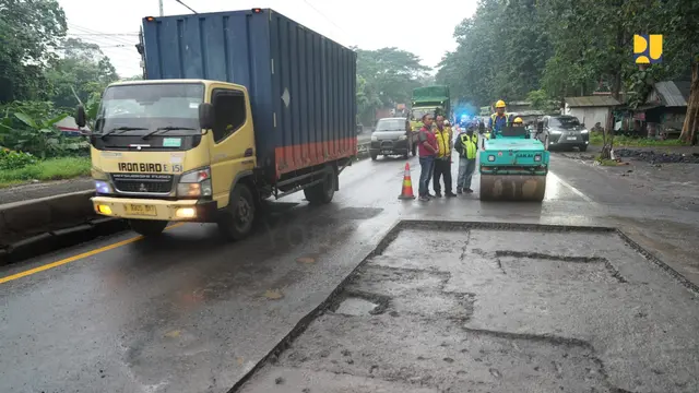 Menteri Pekerjaan Umum (PU) Dody Hanggodo meninjau perbaikan jalan di jalur Pantura. (Foto: Kementerian PU).