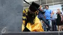 Seorang pria berpakaian khas budaya China ala Hakim Bao melakukan ritual saat sidang lanjutan kasus Jessica di PN Jakarta Pusat, Rabu (10/8). Pria tersebut diketahui bernama Anton. (Liputan6.com/Helmi Afandi)