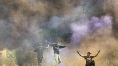 Bobotoh Persib merayakan kemenangan Persib atas Bali United 3-0 dalam laga persahabatan di Stadion Siliwangi, Bandung, Sabtu (13/2/2016). (Bola.com/Vitalis Yogi Trisna)