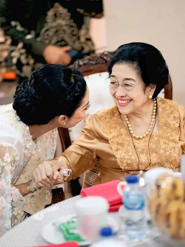 Megawati dan Krisdayanti. (Foto: Dok. Instagram @krisdayantilemos)