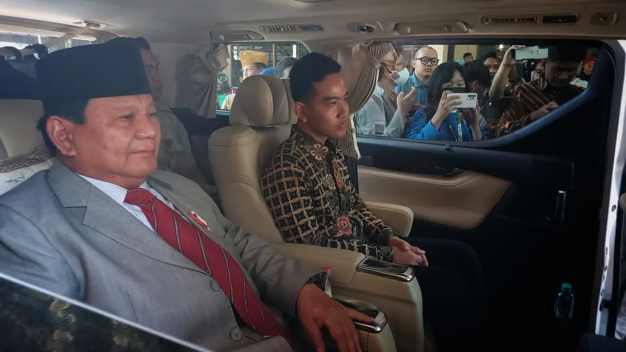 Prabowo dan Gibran Duduk Semobil