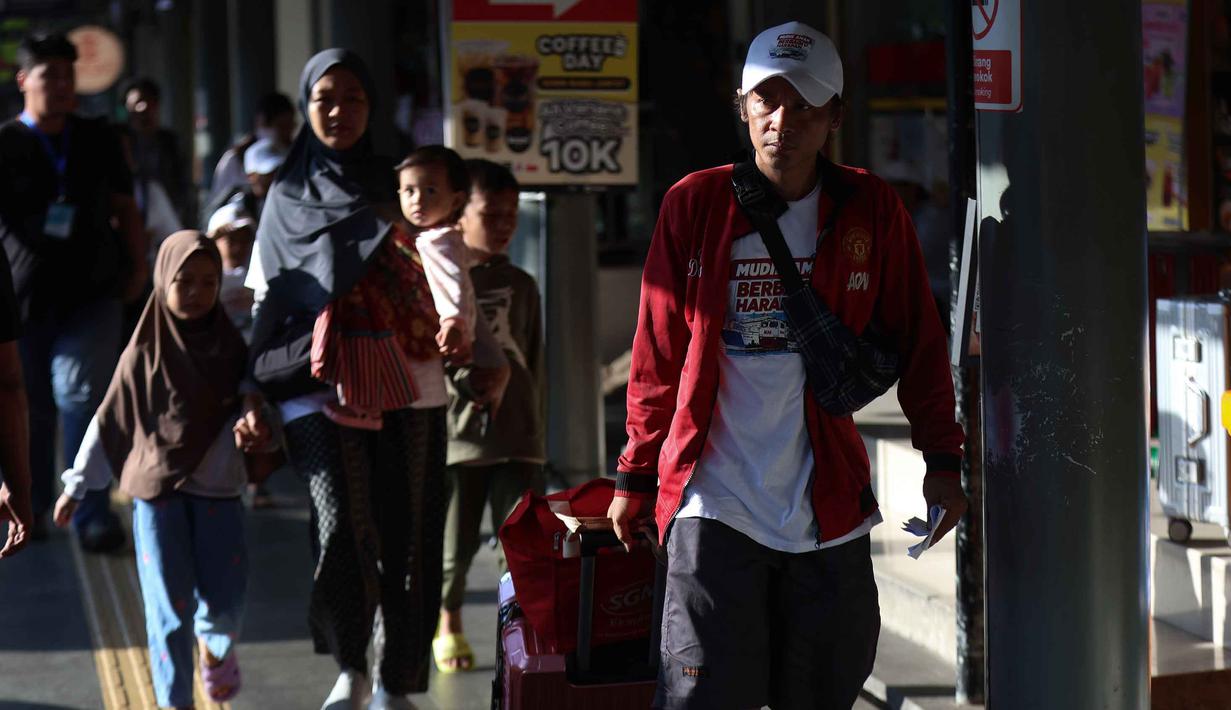 Calon penumpang Kereta Api Jarak Jauh bersiap masuk ke ruang tunggu Stasiun Pasar Senen, Jakarta, Senin (16/3/2026). (Kapanlagi.com/Budy Santoso)