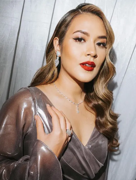 Lipstik merah matte bold menjadi riasan yang on point pada riasan wajah Raisa. Tampilannya ini membuatnya terlihat glamor. [@raisa6690]