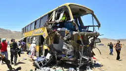 Tampak Puing-puing bus terlihat setelah tabrakan terjadi di jalan tol Kota Huarmey, Senin (23/3/2015). Insiden ini setidaknya menewaskan  34 orang tewas dan 70 luka-luka lainnya. (REUTERS/Toshiro Villanueva)