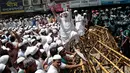 Pendukung garis keras Hefazat-e-Islam menggelar aksi di Kedutaan Besar Myanmar di Dhaka, Bangladesh (18/9). Sejauh ini Bangladesh telah menampung 400 ribu pengungsi Rohingya yang melarikan diri dari Myanmar. (AP Photo / A.M.Ahad)