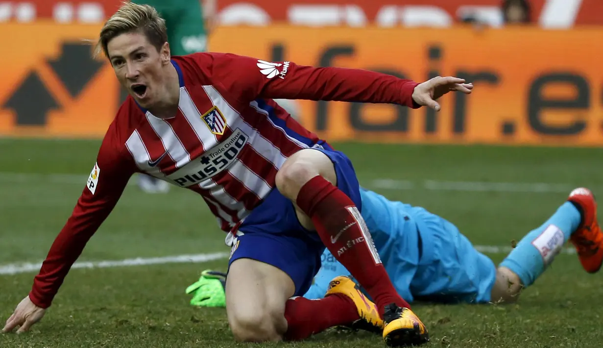 Pemain Atletico Madrid,  Fernando Torres saat mencetak gol ke gawang Eibar pada Lanjutan La Liga Spanyol di Stadion Vicente Calderon, Sabtu (6/2/2016). (REUTERS/Javier Barbancho)