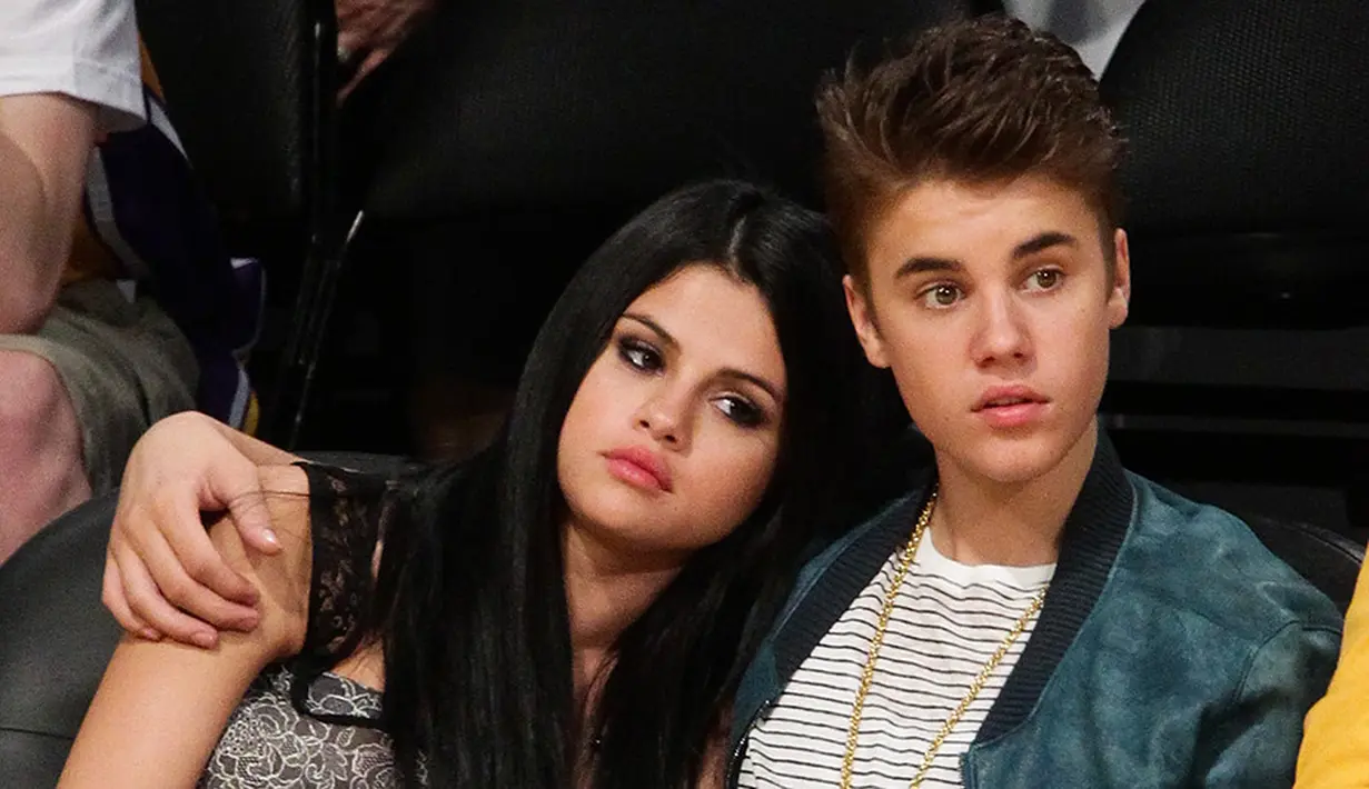 Sementara itu, 4 bulan sebelum Hailey Baldwin bertunangan, Justin Bieber sendiri sempat balikan dengan Selena Gomez. (stylecaster)
