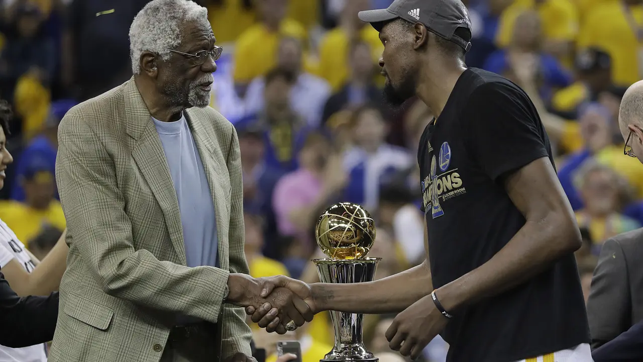 Forward Golden State Warriors, Kevin Durant (kanan), mendapat selamat dari legenda NBA Bill Russell atas keberhasilan menjadi pemain terbaik final NBA 2017. Durant membantu Warriors kalahkan Cavaliers 4-1. 