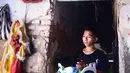 Pekerja membawa kepala barongsai yang sudah selesai dikerjakan di tempat pembuatan di Semarang, Jateng, Senin (18/1). Menjelang perayaan Imlek 2567 pengrajin barongsai sudah kebanjiran order sejak 1 bulan lalu. (Foto: Gholib)